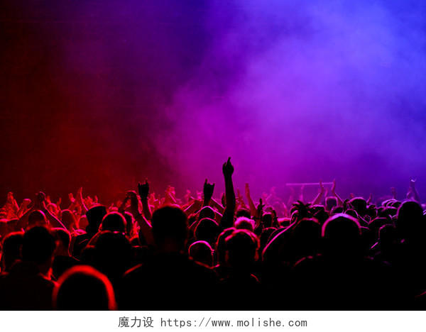 紫色灯光演唱会照片射灯灯光狂欢庆祝欢呼